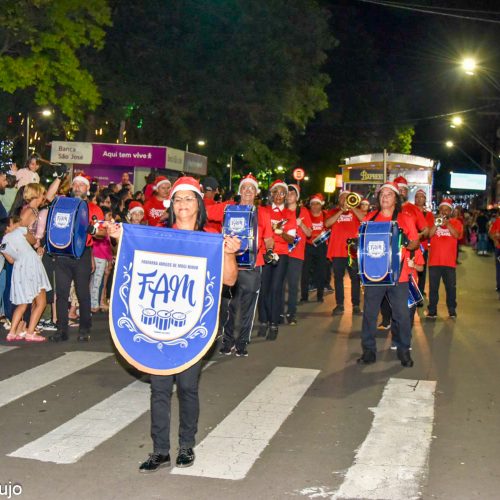Fanfarra dos Amigos leva música e emoção à Parada de Natal 2025 em Mogi Mirim